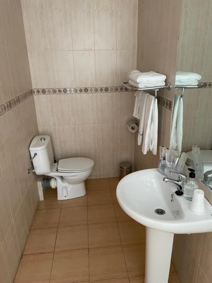 Hostal Maria Elche Extérieur photo Bathroom in a hotel