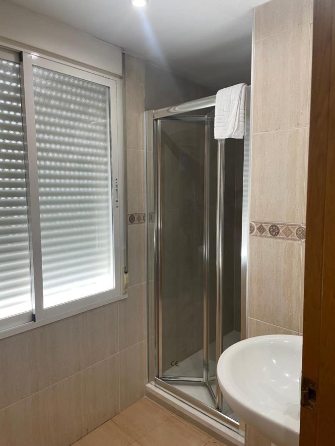 Hostal Maria Elche Extérieur photo A shower enclosure