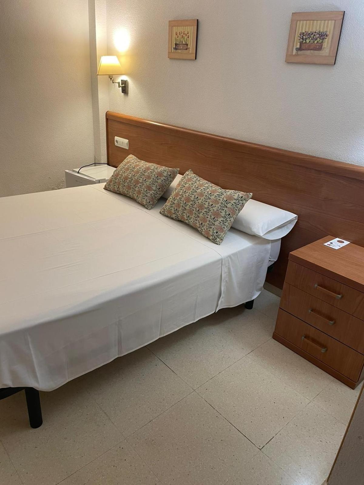 Hostal Maria Elche Extérieur photo A bed with a mattress