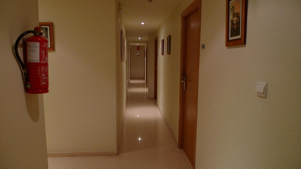 Hostal Maria Elche Extérieur photo A corridor in a hotel