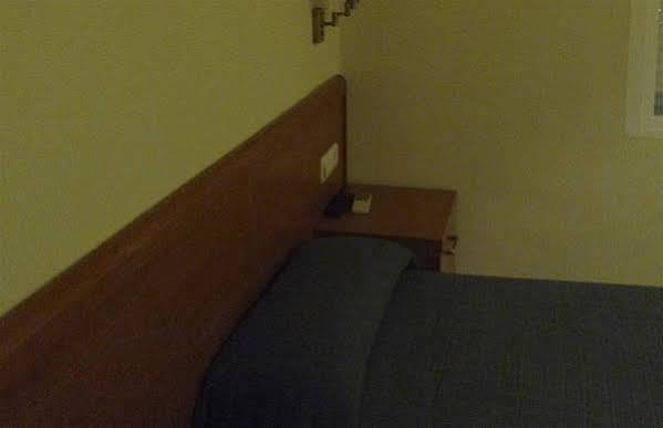 Hostal Maria Elche Extérieur photo A door in a hospital ward